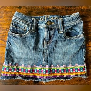 Stylish Gap girls size 6 slim boho embroidered denim skirt.